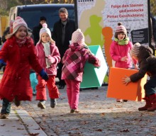 bunte Steine Kinder rennen